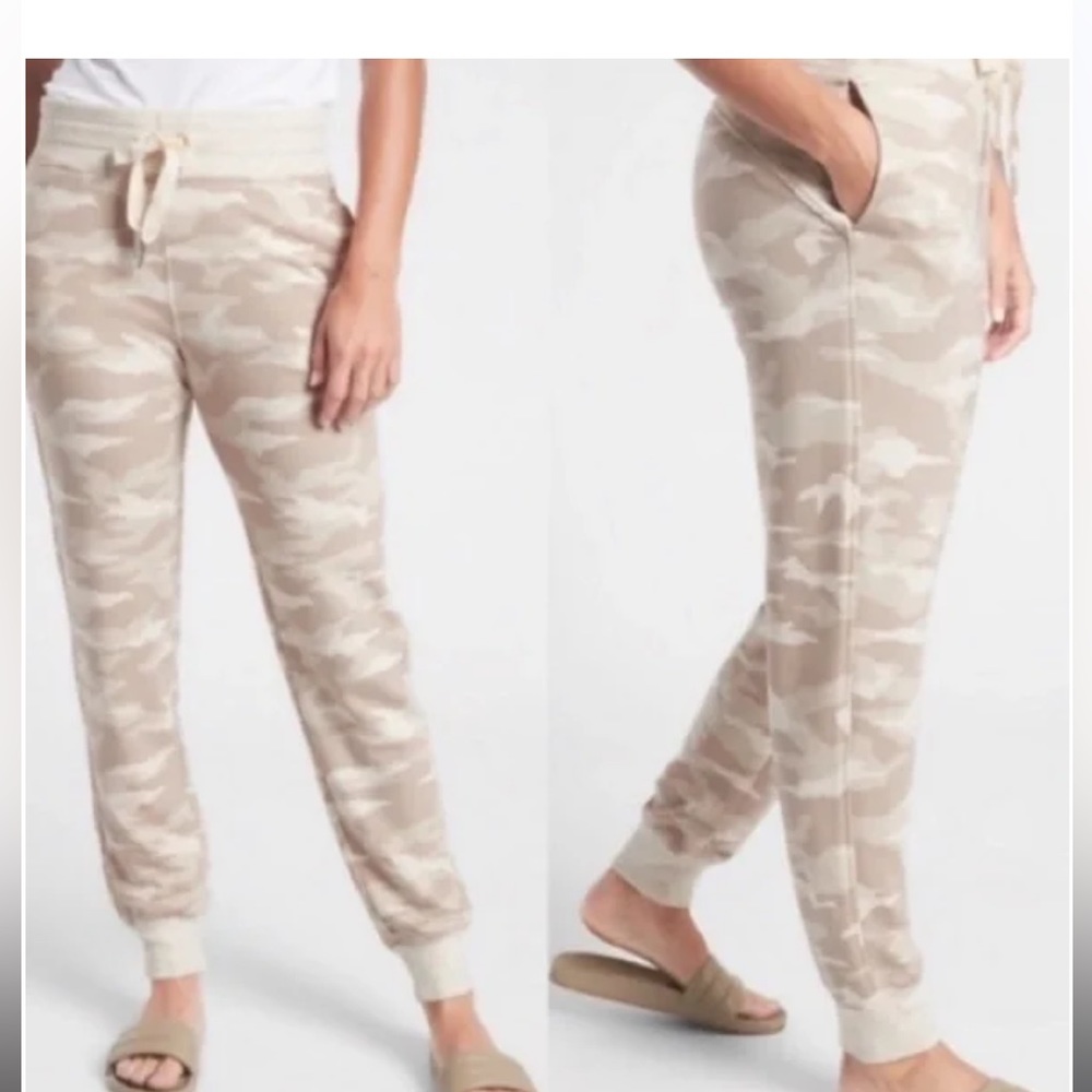 Athleta Women’s Tan Camo Balance Printed Jogger. Size Sm